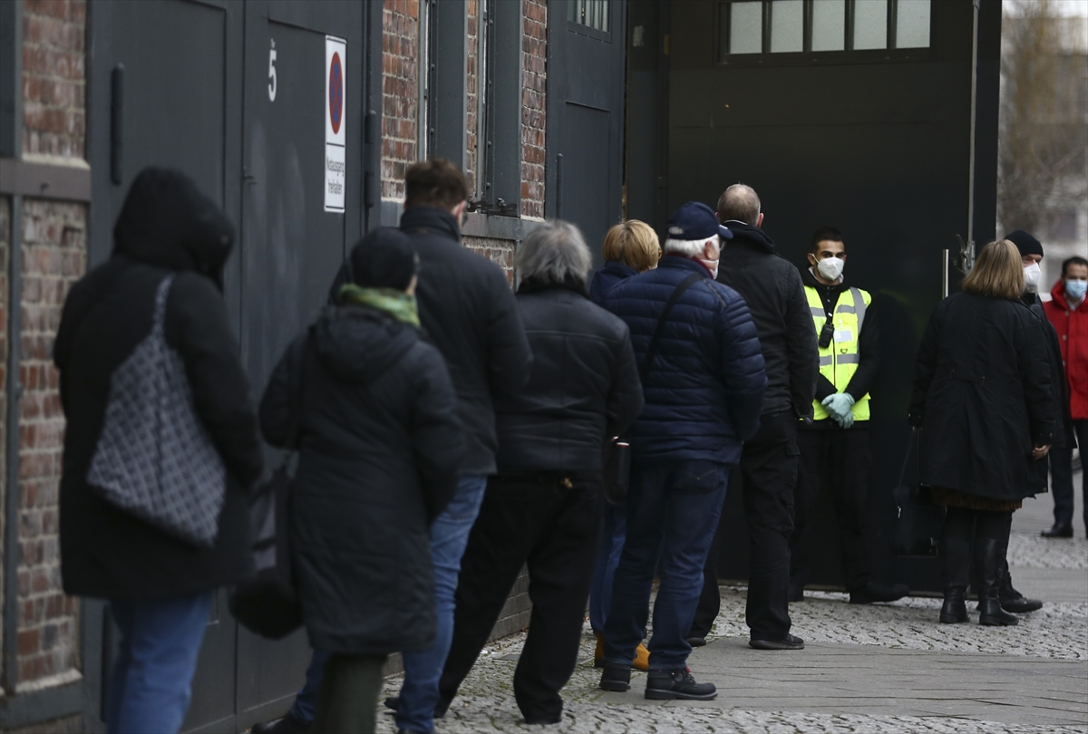 Berlin'de Kovid-19 için ilk aşı merkezi faaliyete geçti