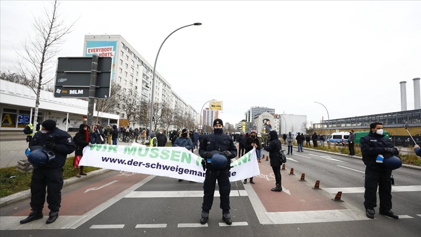 Almanya’da Kovid-19 tedbirleri protesto edildi