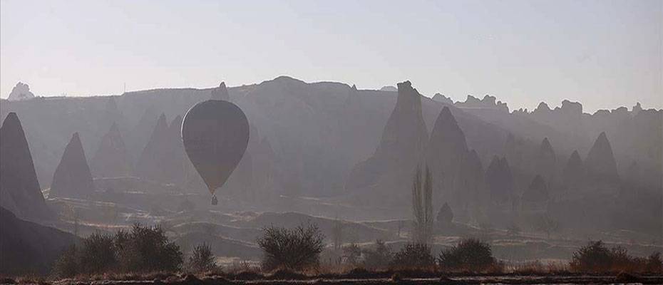 Kapadokya’da sis ve balonlar masalsı görüntü oluşturdu