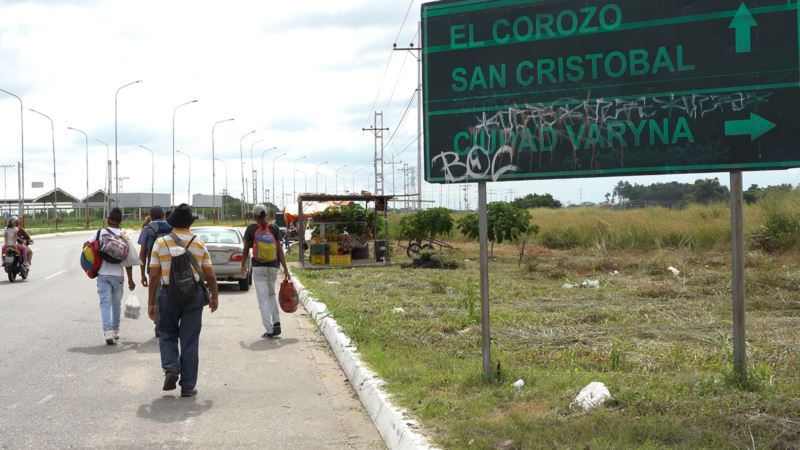 Kolombiya’da Kayıt Dışı Venezuelalı Göçmene Aşı Yok