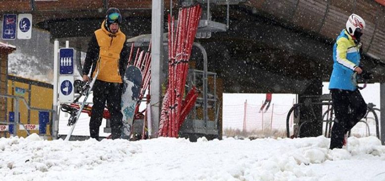 Palandöken'de kar yağışı altında kayak heyecanı