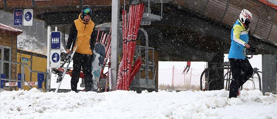 Palandöken’de kar yağışı altında kayak heyecanı