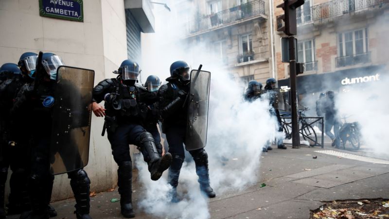 Paris’te Güvenlik Yasası Protestolarına Şiddet Karıştı