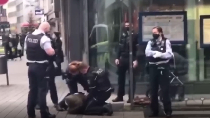 Polis, başörtülü kadını “maske takmadığı” gerekçesiyle kelepçeledi