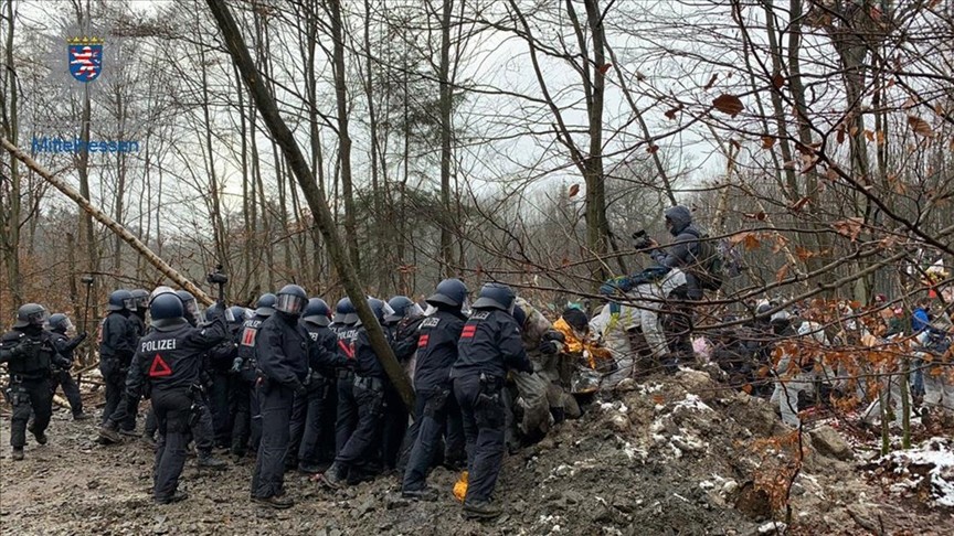 Almanya’da eylem yapan çevrecilere polis müdahalesi