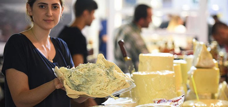 Tüketicilere peynir üretimi için eğitim
