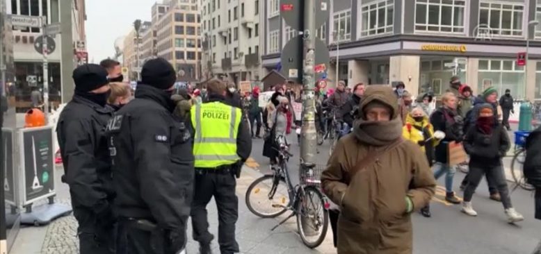 Almanya’da Kovid-19 karşıtları medya kuruluşlarını protesto etti