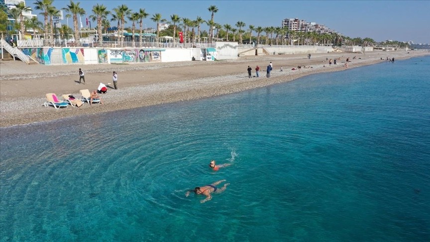 Antalya’da sahiller turistlere kaldı