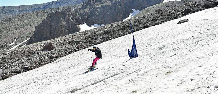 Erciyes’te pistler kayakseverlerle doldu