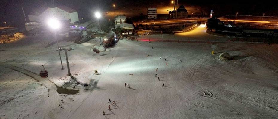 Erciyes’te turistler ‘gece kayağı’ ile eğleniyor