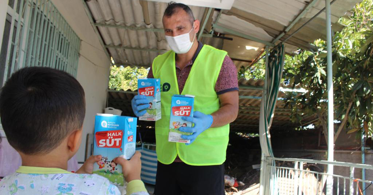 Antalya Büyükşehir Belediyesi çocuklara 224 bin litre süt dağıttı