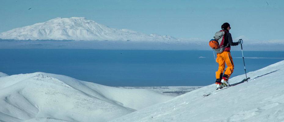 Macerasever turistlerin Artos Dağı’nın zirvesindeki kayak görüntüleri nefes kesti