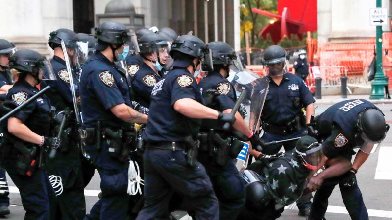 New York’ta Protestocular Polisle Çatıştı 