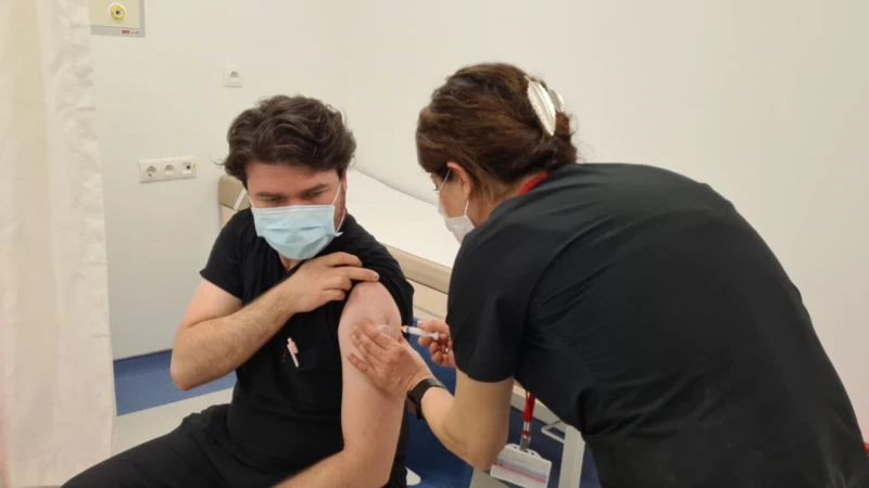 Türkiye Aşı Kampanyasına Sağlık Personeliyle Başladı