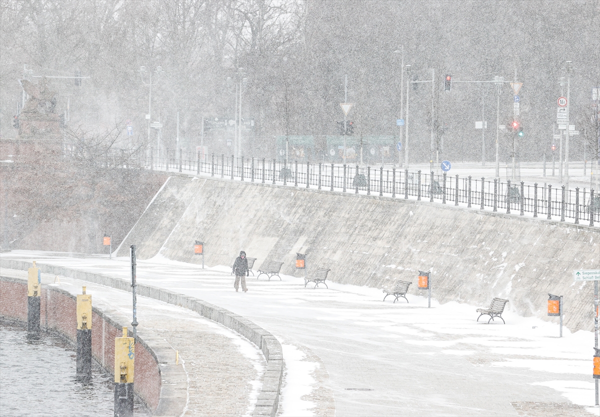 Almanya’da kar yağışı ve soğuk hava hayatı olumsuz etkiliyor