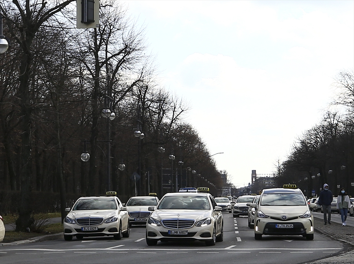 Berlin’de taksiciler Yolcu Taşıma Yasası’nda değişikliği protesto etti