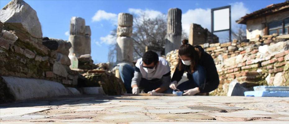 ‘Gladyatörler kenti’nin 1550 yıllık kilise tabanı özenle işleniyor