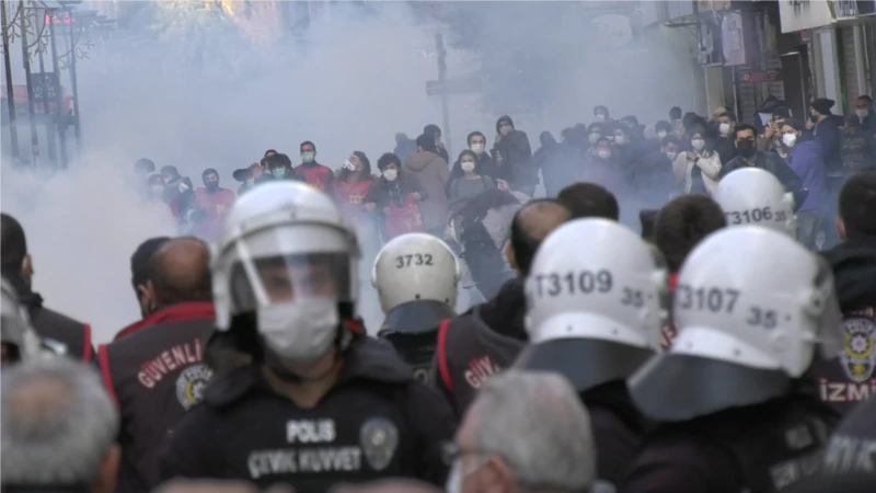 İzmir’de Boğaziçi’ne Destek Eylemine Polis Müdahalesi