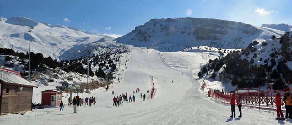 Kısıtlamadan muaf tutulan turistler Ergan Dağı Kayak Merkezi’nin keyfini çıkardı