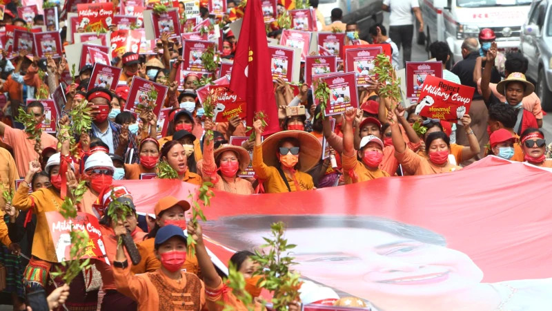 Myanmar’da Binlerce Kişi Yine Sokaklarda 