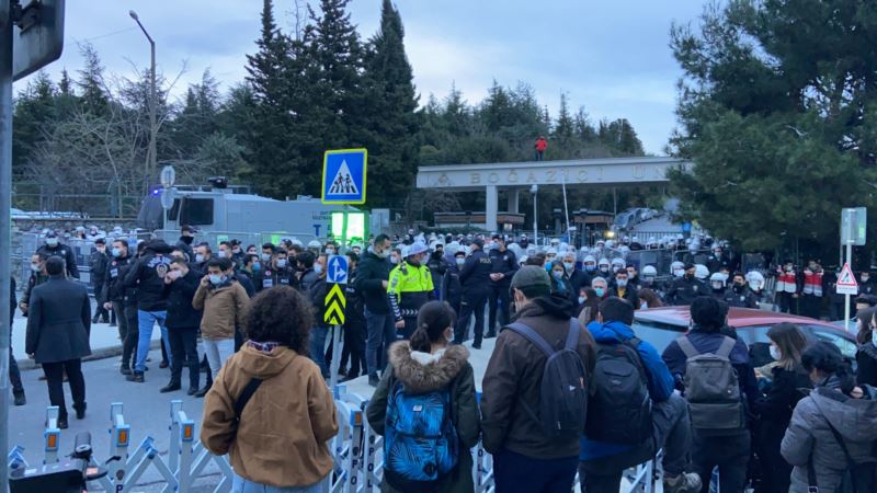 Polis Boğaziçi Üniversitesi’ne Girdi Öğrencileri Gözaltına Aldı