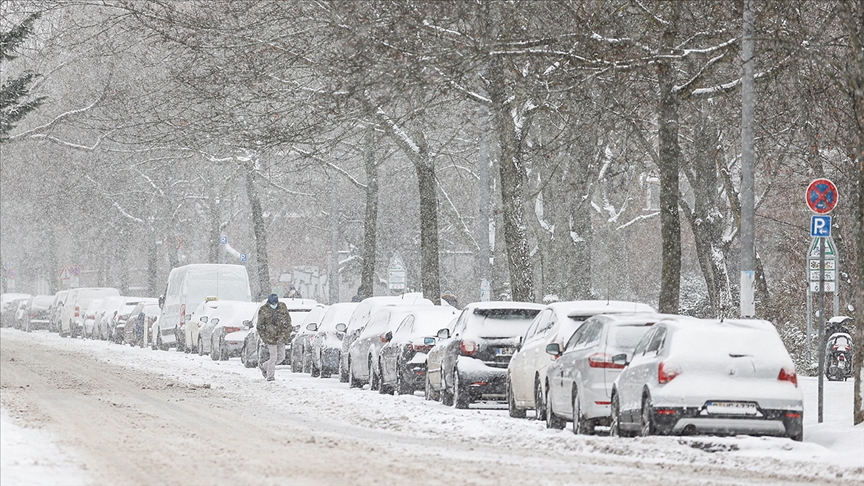 Almanya’da yoğun kar yağışı ve dondurucu soğuklar hayatı olumsuz etkiliyor