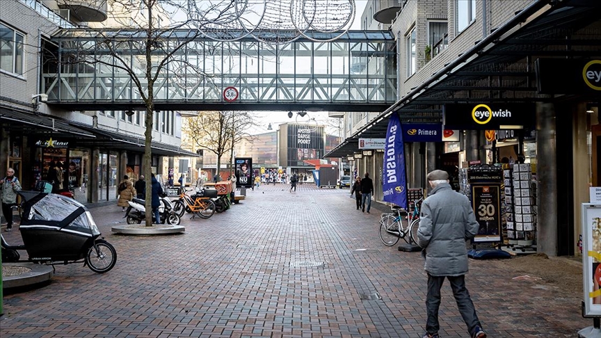 Hollanda'da sokağa çıkma kısıtlaması 15 Mart'a kadar uzatıldı