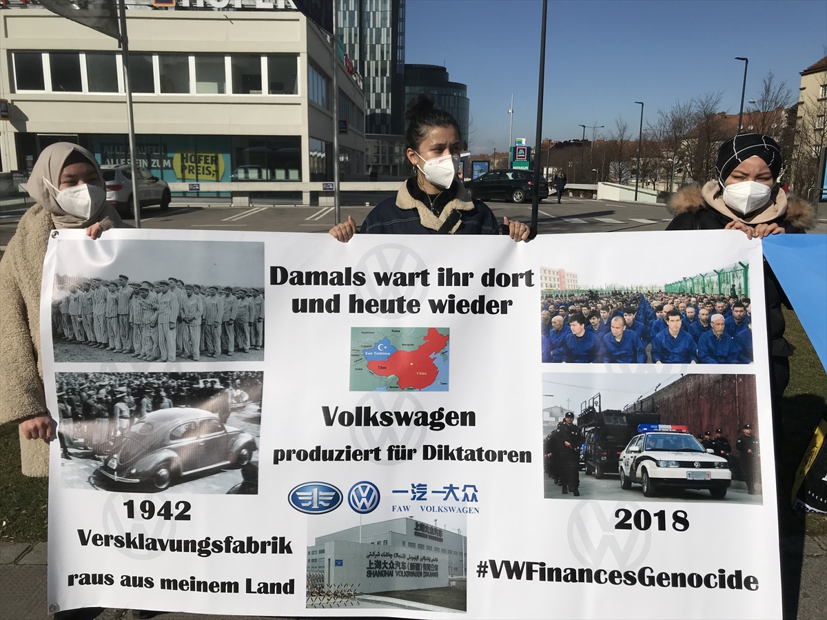 Avusturya’da Uygur Türkleri, otomobil üreticisi Volkswagen firmasını protesto etti