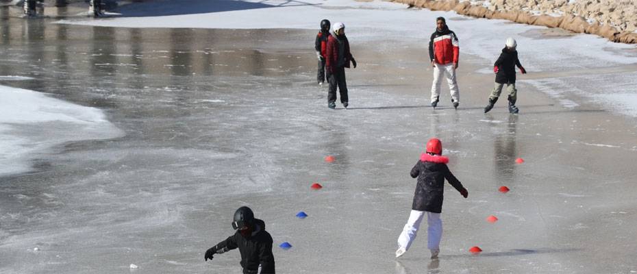 Kayak sporcusu çocuklar donan Ardıçlı Gölü’nde buz pateni keyfi yaptı