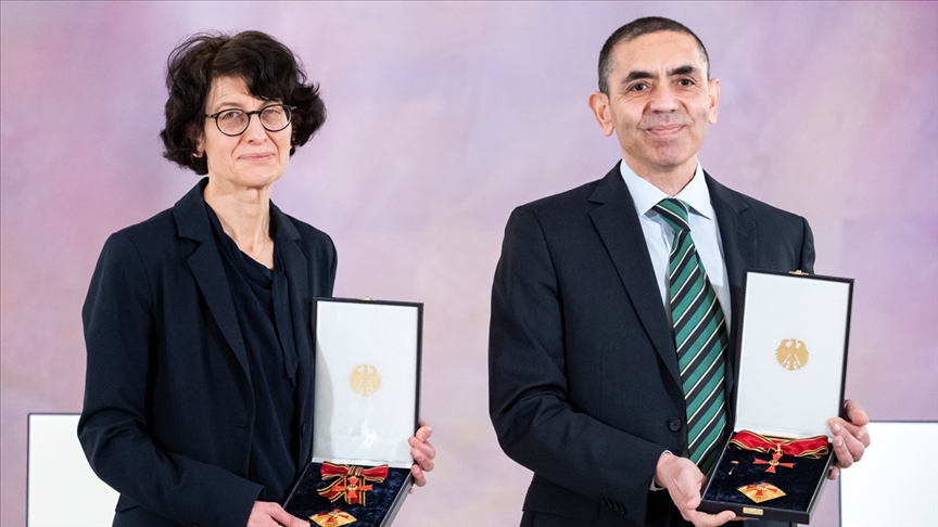 Almanya’da Prof. Dr. Uğur Şahin ve eşi Dr. Özlem Türeci’ye liyakat nişanı verildi
