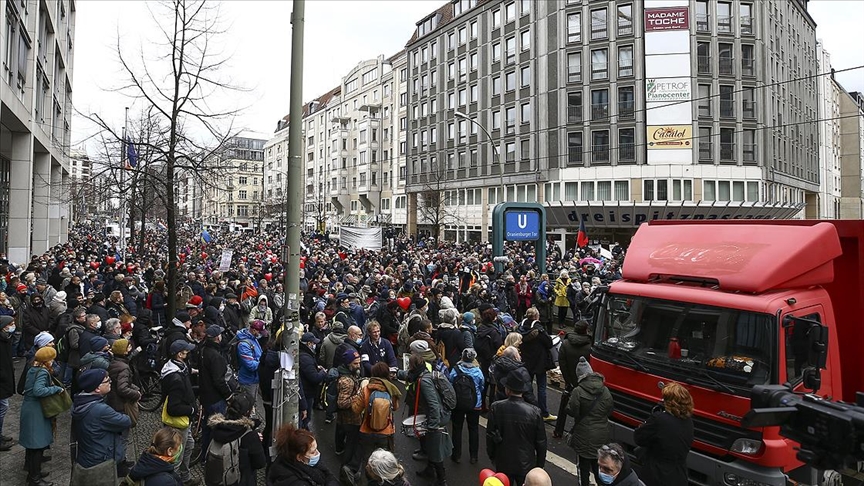 Almanya’nın birçok kentinde Kovid-19 önlemleri protesto edildi
