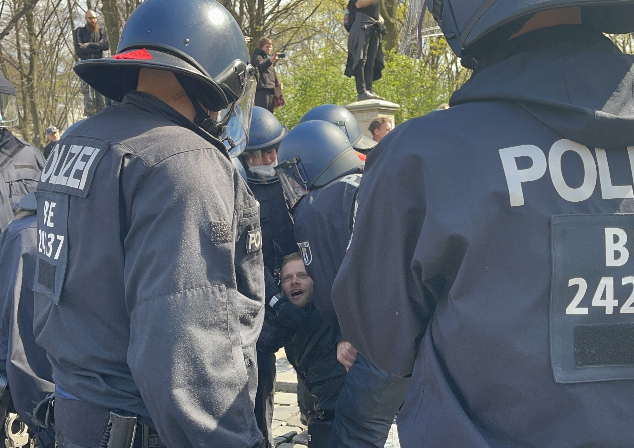 Hamburg`da polis gösteri yapan çevrecilere biber gazı kullandı