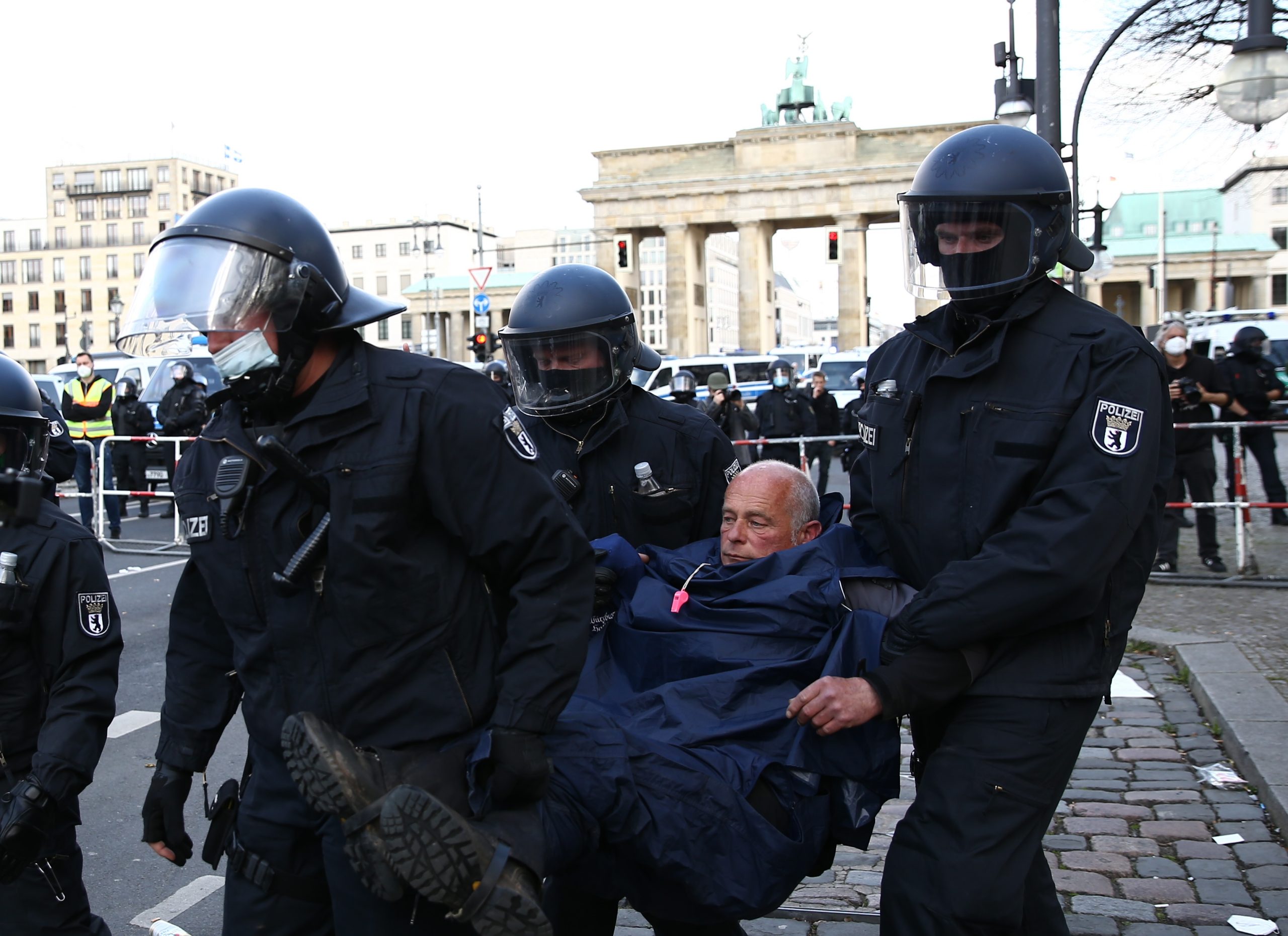Almanya’nın çeşitli kentlerinde Kovid-19 tedbirleri protesto edildi