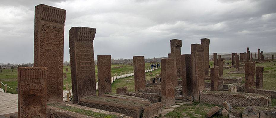 Ahlat Selçuklu Mezarlığı’ndaki 100 mezar taşı daha ayağa kaldırılacak