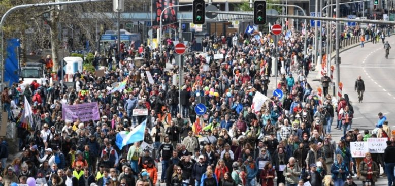 Almanya'da Corona Tedbirleri Protesto Edildi