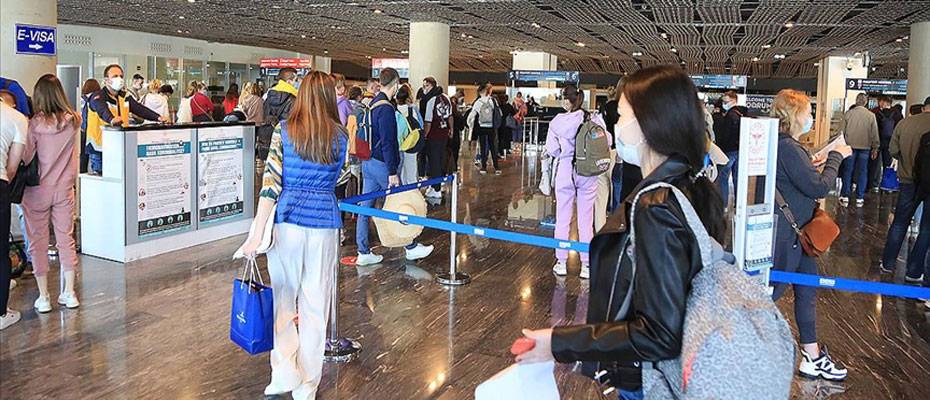 Muğla’da Rus turist taşıyan yolcu uçağı havalimanında ‘su takı’yla karşılandı