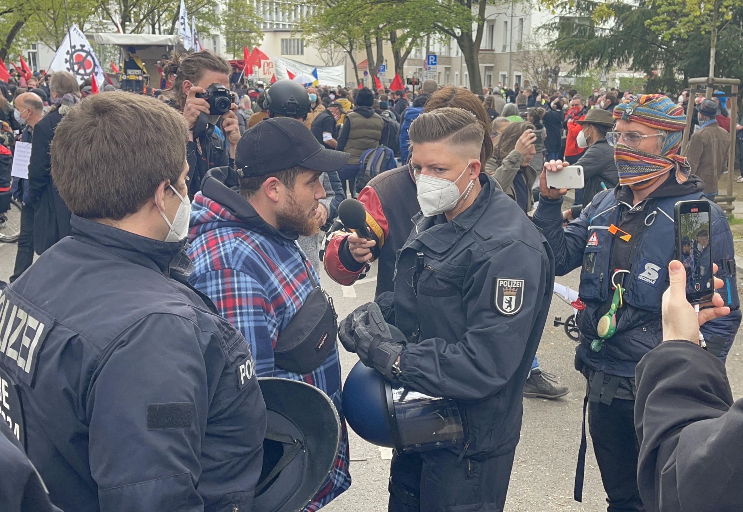 Almanya`da Kovid-19 önlemleri protesto edildi