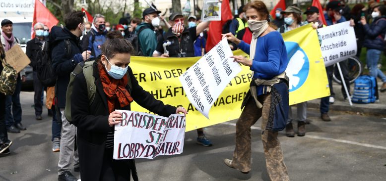 Almanya'da Kovid-19 önlemleri protesto edildi