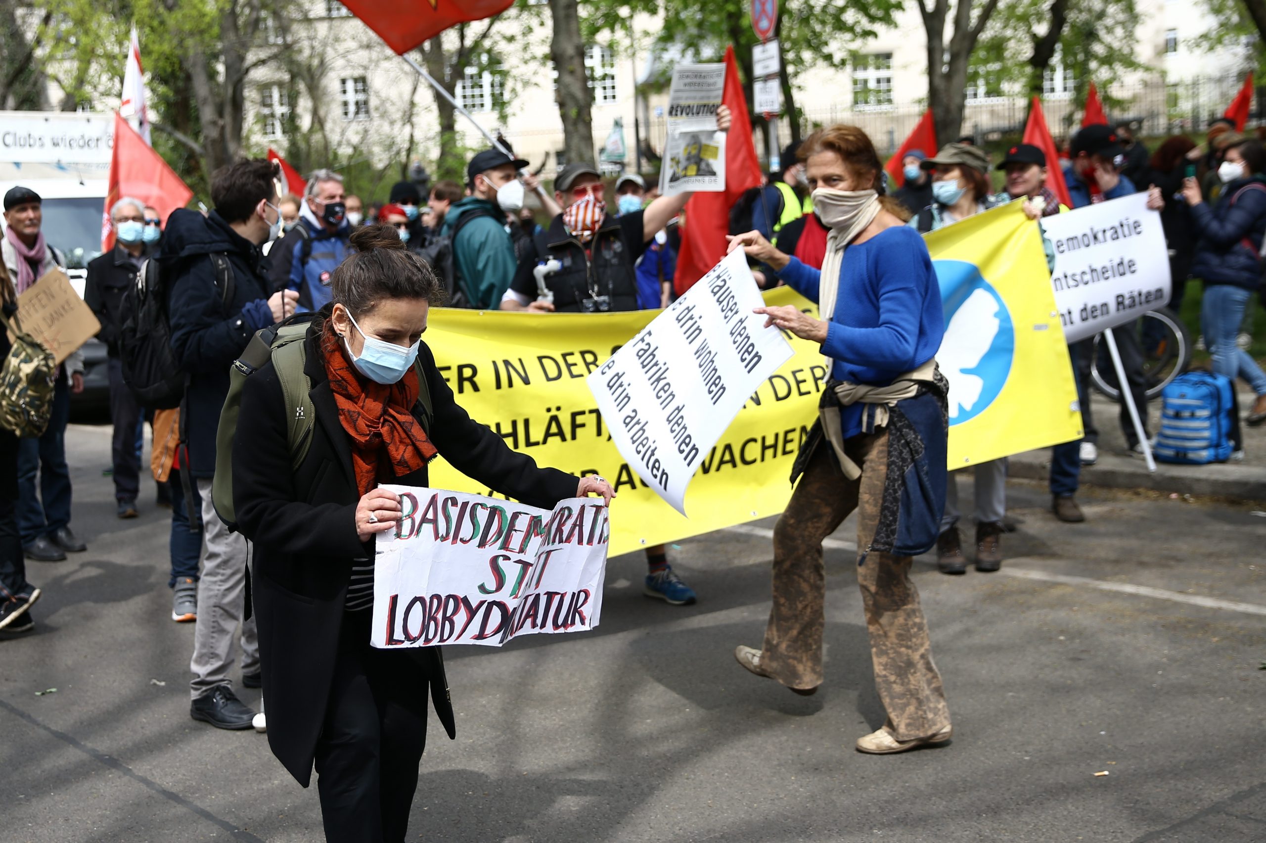Almanya’da Kovid-19 önlemleri protesto edildi