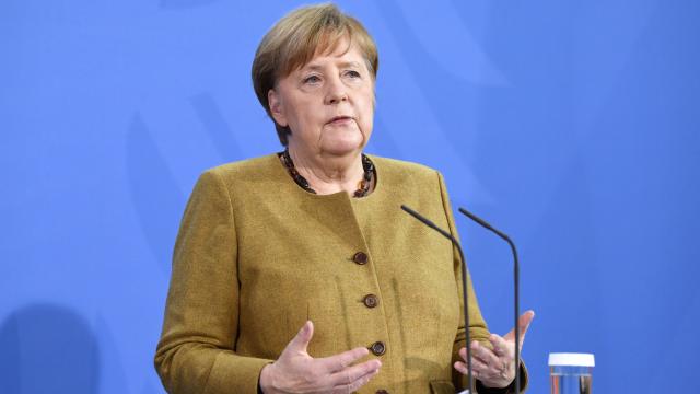 Merkel, “dijitalleşme yolculuğuna” geç kalmamak için uyardı