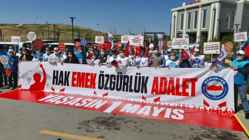 Ankara’da 1 Mayıs Acil Servis Önünde Kutlandı