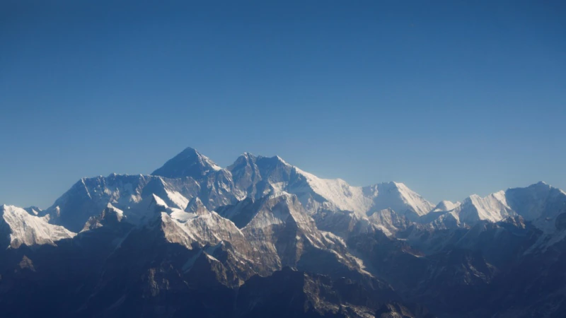 Çin Everest’e Tırmanış İzinlerini İptal Etti