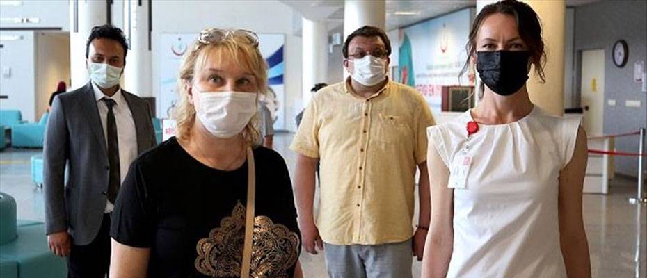 Kovid-19’u yenen yerleşik yabancılardan Türk sağlık çalışanlarına övgü