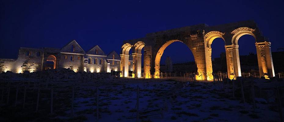 Şanlıurfa’daki turistik mekanlar özel ışıklandırmayla gece de görenleri cezbediyor