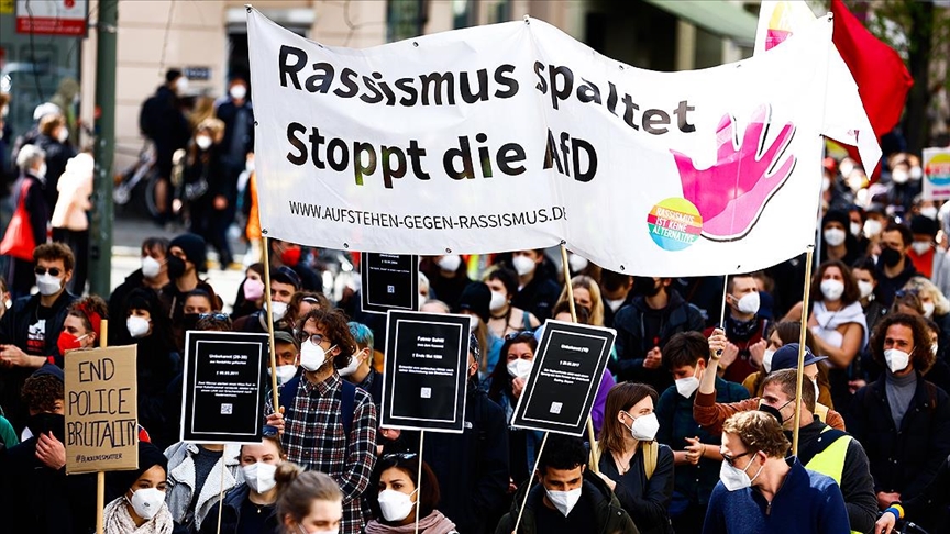 Başkent Berlin'de polis şiddeti protesto edildi