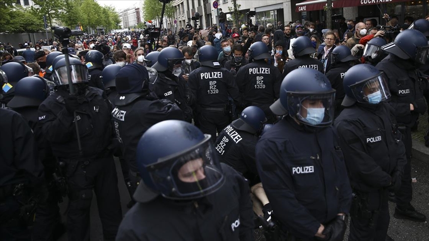 Almanya’da Kovid-19 tedbirlerini protesto gösterisinde çok sayıda kişi gözaltına alındı