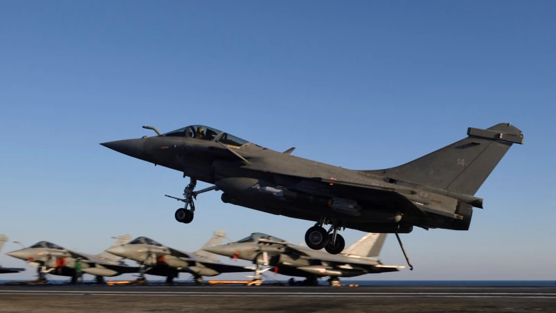 Fransa Yunanistan'a İlk Rafale Savaş Uçağını Teslim Etti