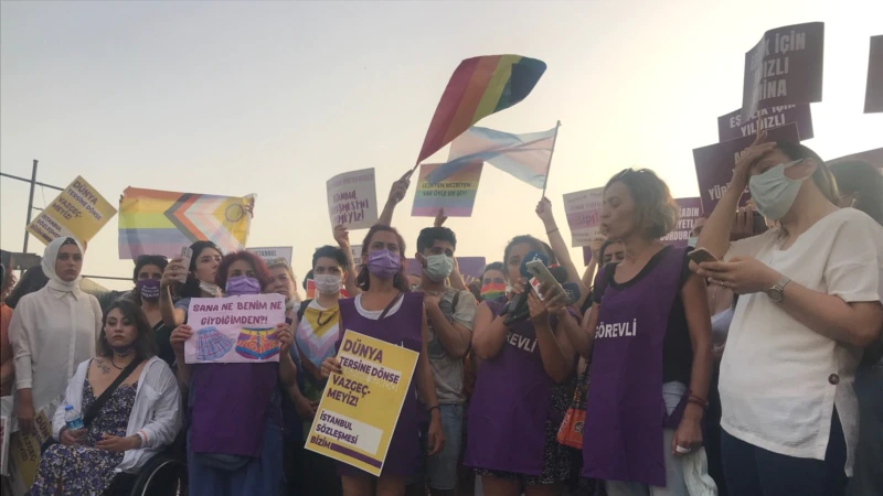 Kadınlar İstanbul Sözleşmesi'nden Çekilmeyi Protesto Etti