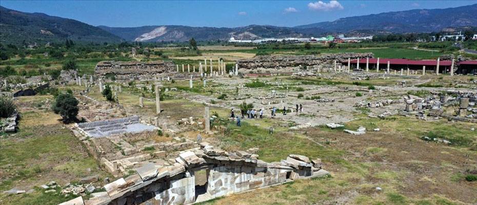 Magnesia Antik Kenti'ndeki kazılarda hedef toprak altındaki Zeus tapınağı