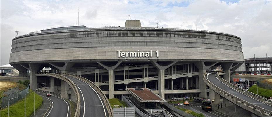 Grev yapan çalışanlar Charles de Gaulle Havalimanı’nda terminal kapattı